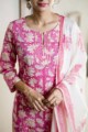 Image for Kuoj08 Kusvaa Kusum Pink White Lotus Jaal Kurta Cotton Dupatta Closeup
