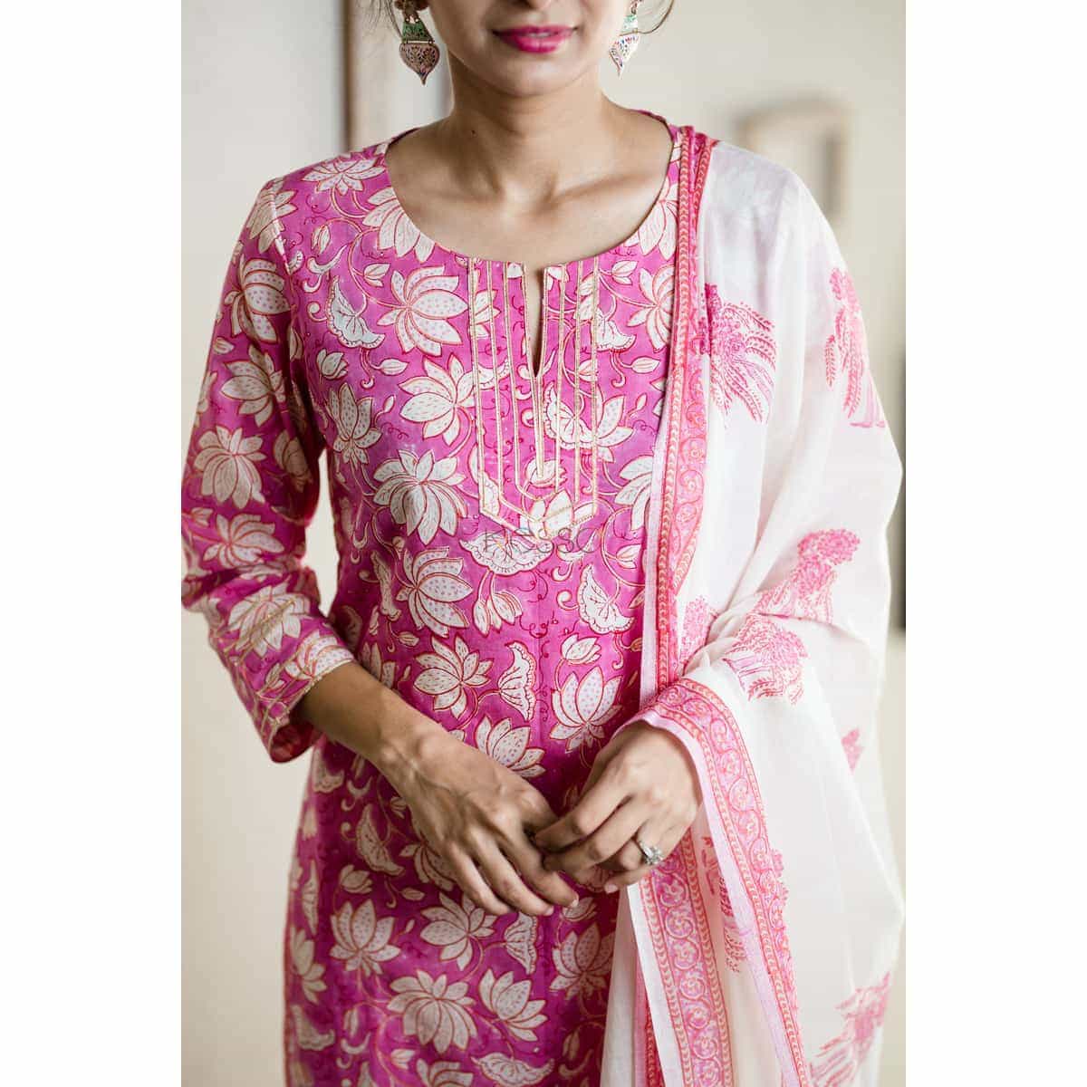 Image for Kuoj08 Kusvaa Kusum Pink White Lotus Jaal Kurta Cotton Dupatta Closeup