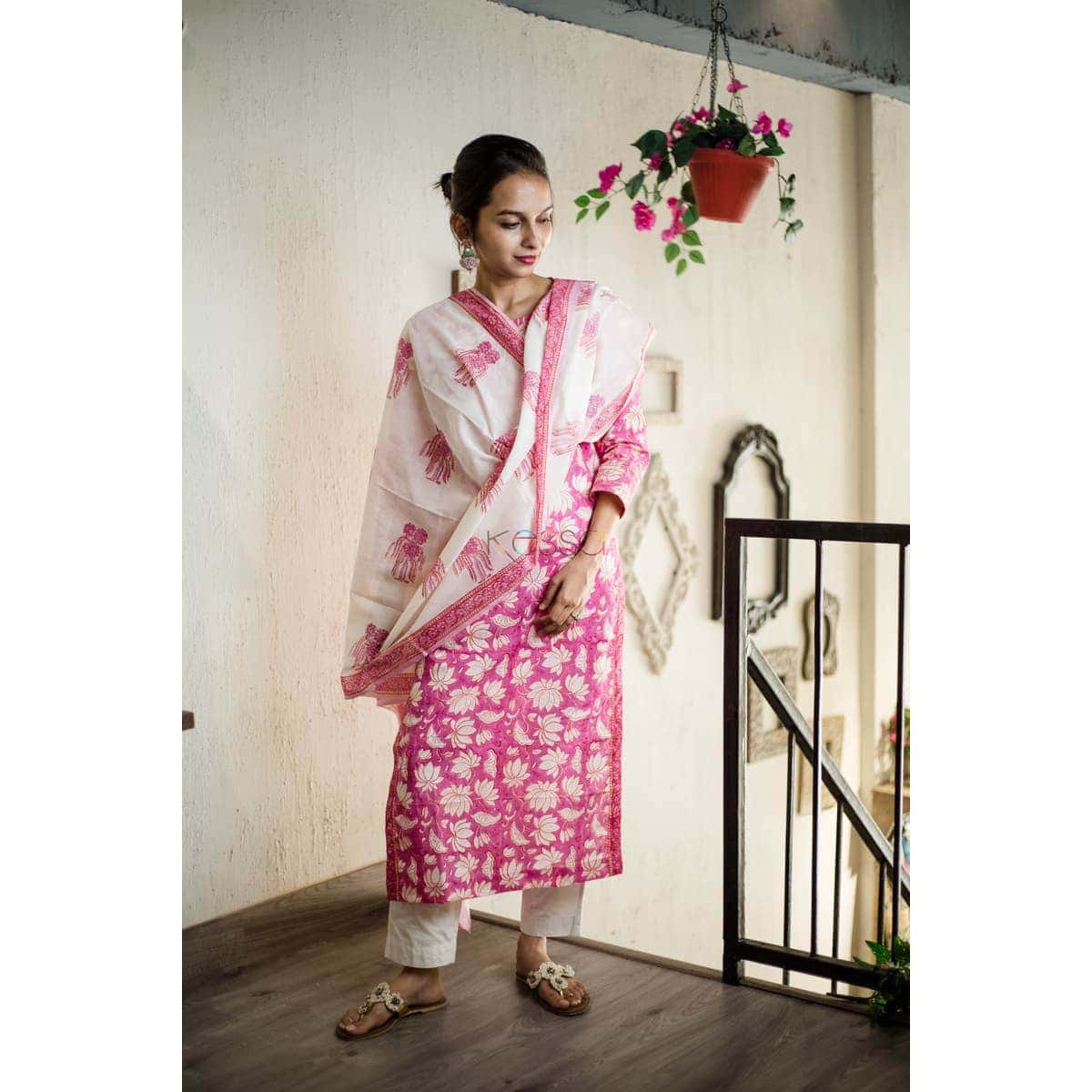 Image for Kuoj08 Kusvaa Kusum Pink White Lotus Jaal Kurta Cotton Dupatta Front