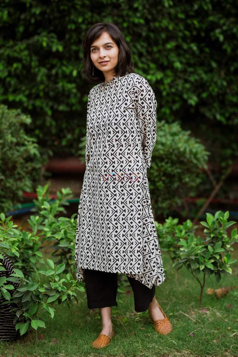 Image for Black Culottes With Beige Kurta And Stripe Stole Side