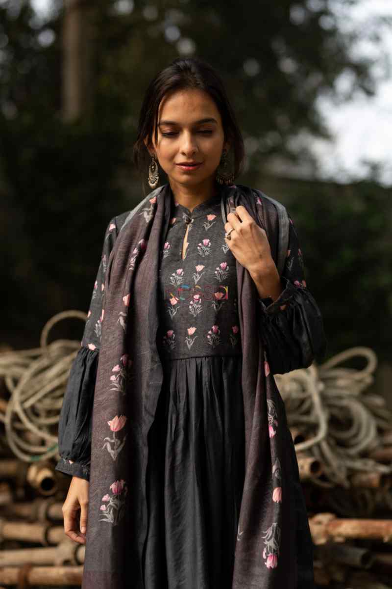 Image for Kusvaa Kuoj100 Fuscous Gray A Line Semi Pashmina Kurta Stole Set Closeup 3