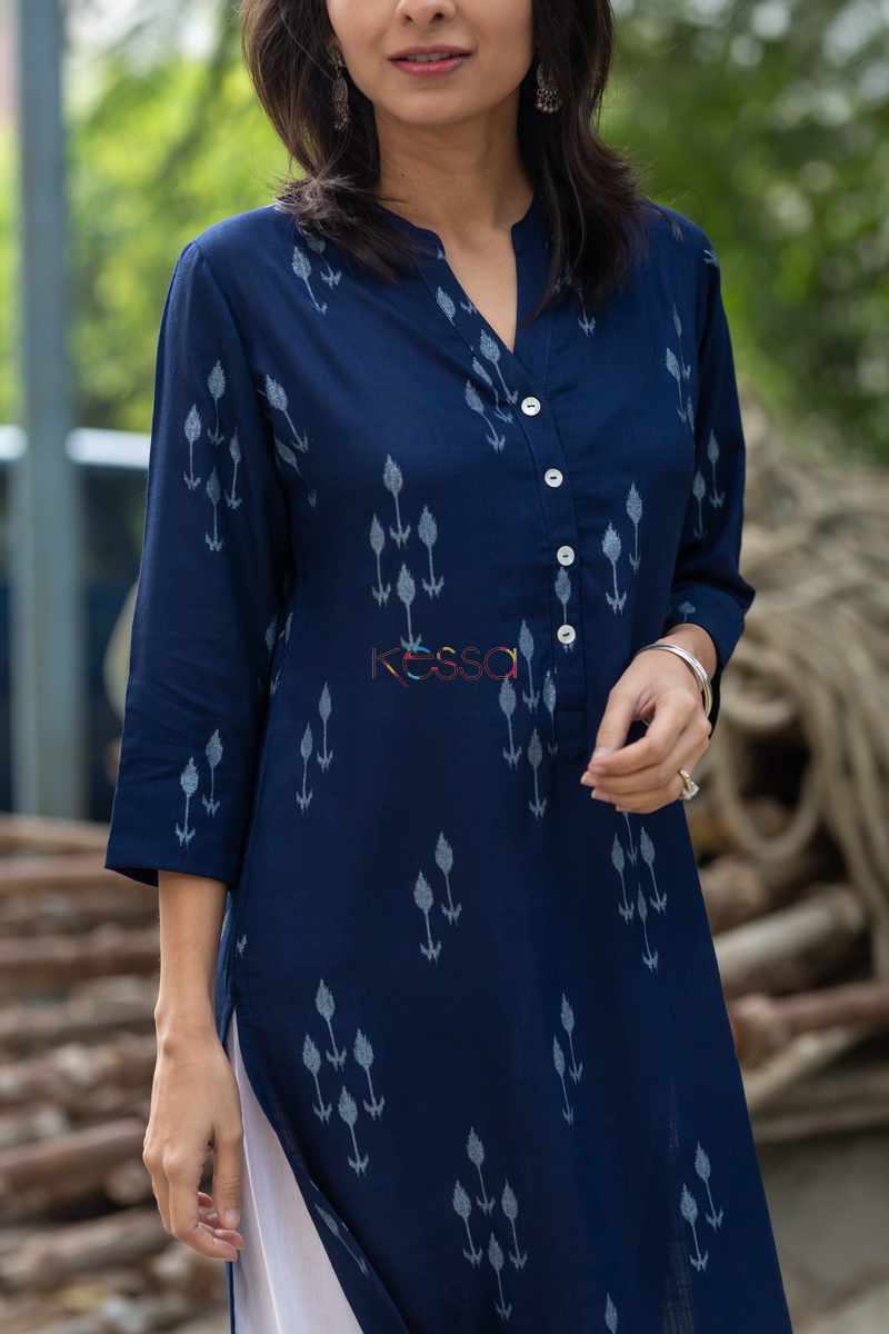 Image for Kusvaa Taf16 Cloud Burst Blue And White Kurta Closeup