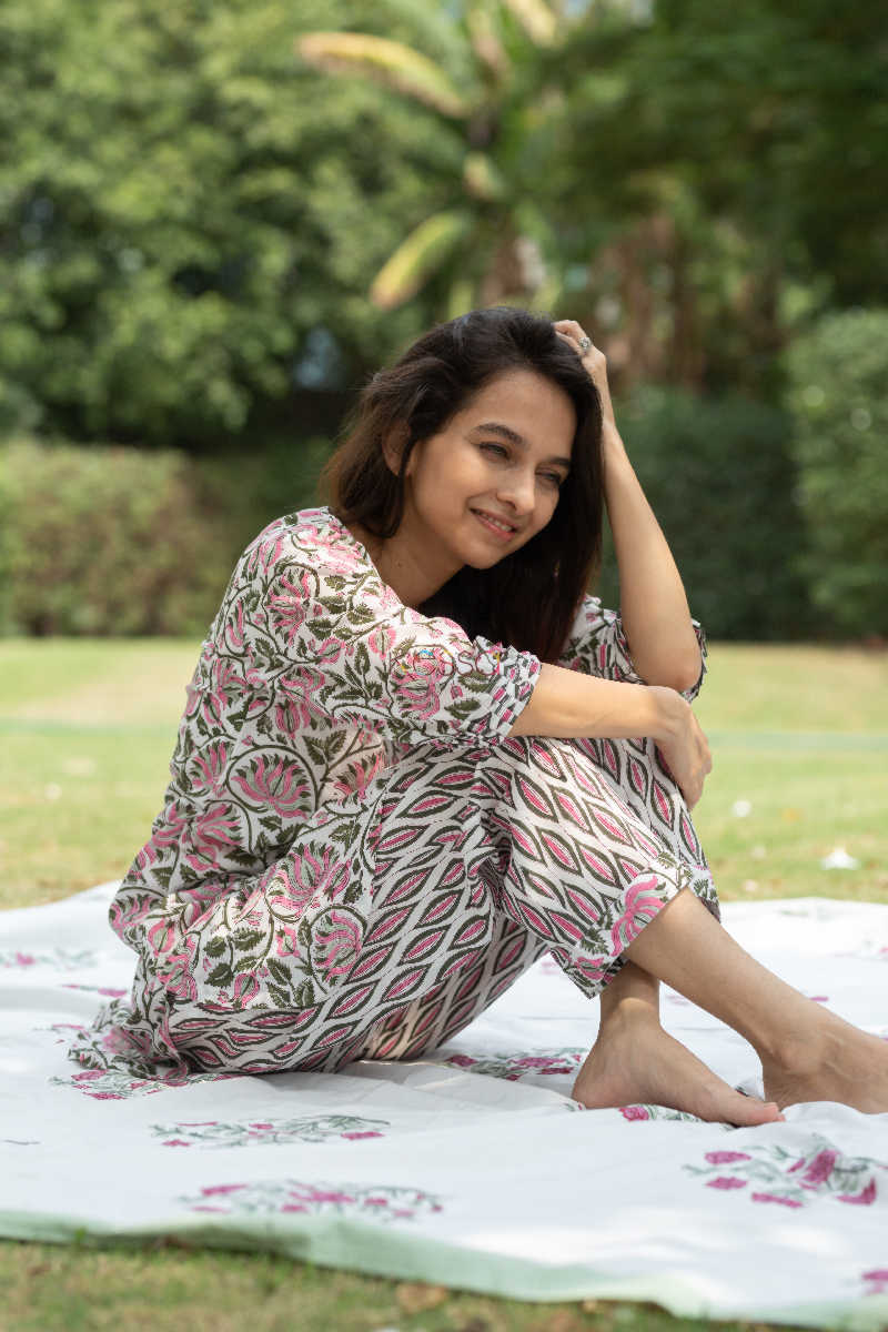 Image for Kusvaa De09 Tosca Pink And White Jammie Set Side