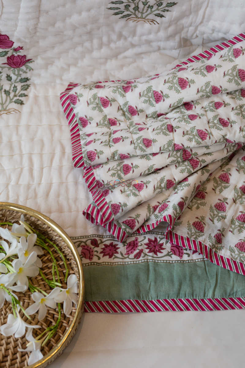 Image for Kusvaa Kaq18 Turkish Rose Mughal Print Double Bed Quilt Closeup