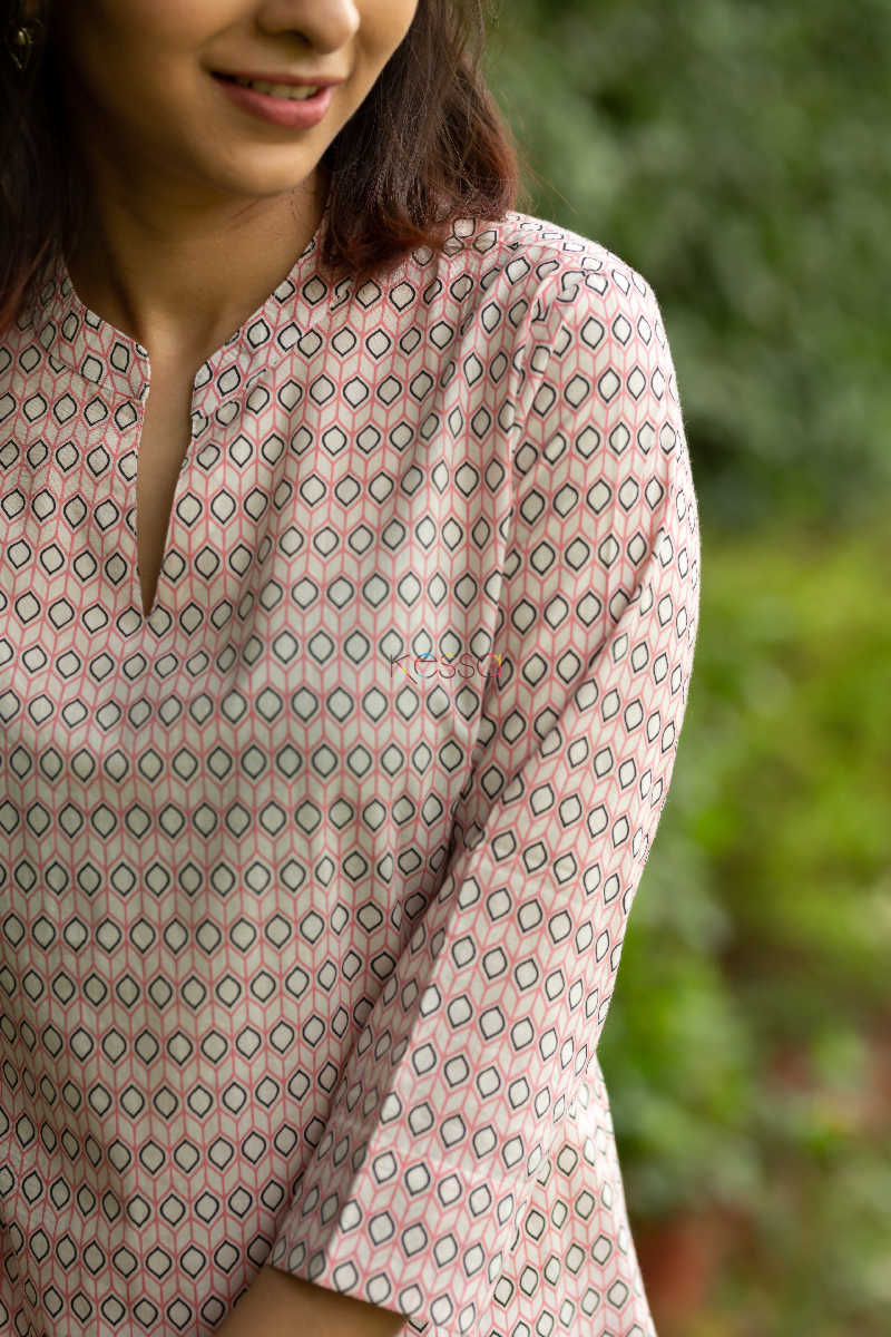 Image for Kusvaa Taf25 Quicksand Basic Kurta Closeup 1