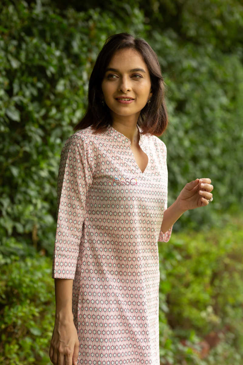 Image for Kusvaa Taf25 Quicksand Basic Kurta Closeup