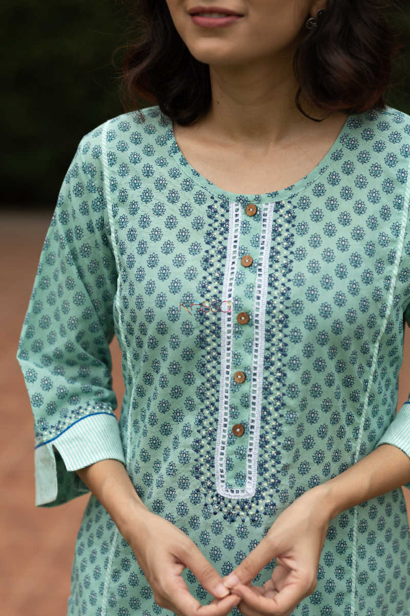 Image for Kusvaa Wa323a Cascade Chotti Butti Straight Fit Kurta Close 4