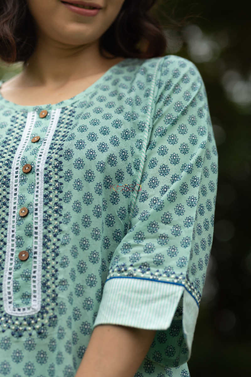 Image for Kusvaa Wa323a Cascade Chotti Butti Straight Fit Kurta Closeup 3