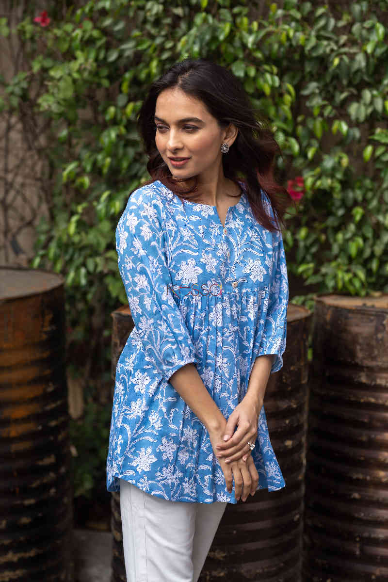 Image for Kusvaa Ws564 Floral Labyrinth Short Kurti Pose