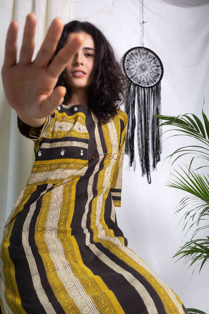 Image for Kusvaa Ws566 Luxor Gold Black Cream Straight Kurta Pose
