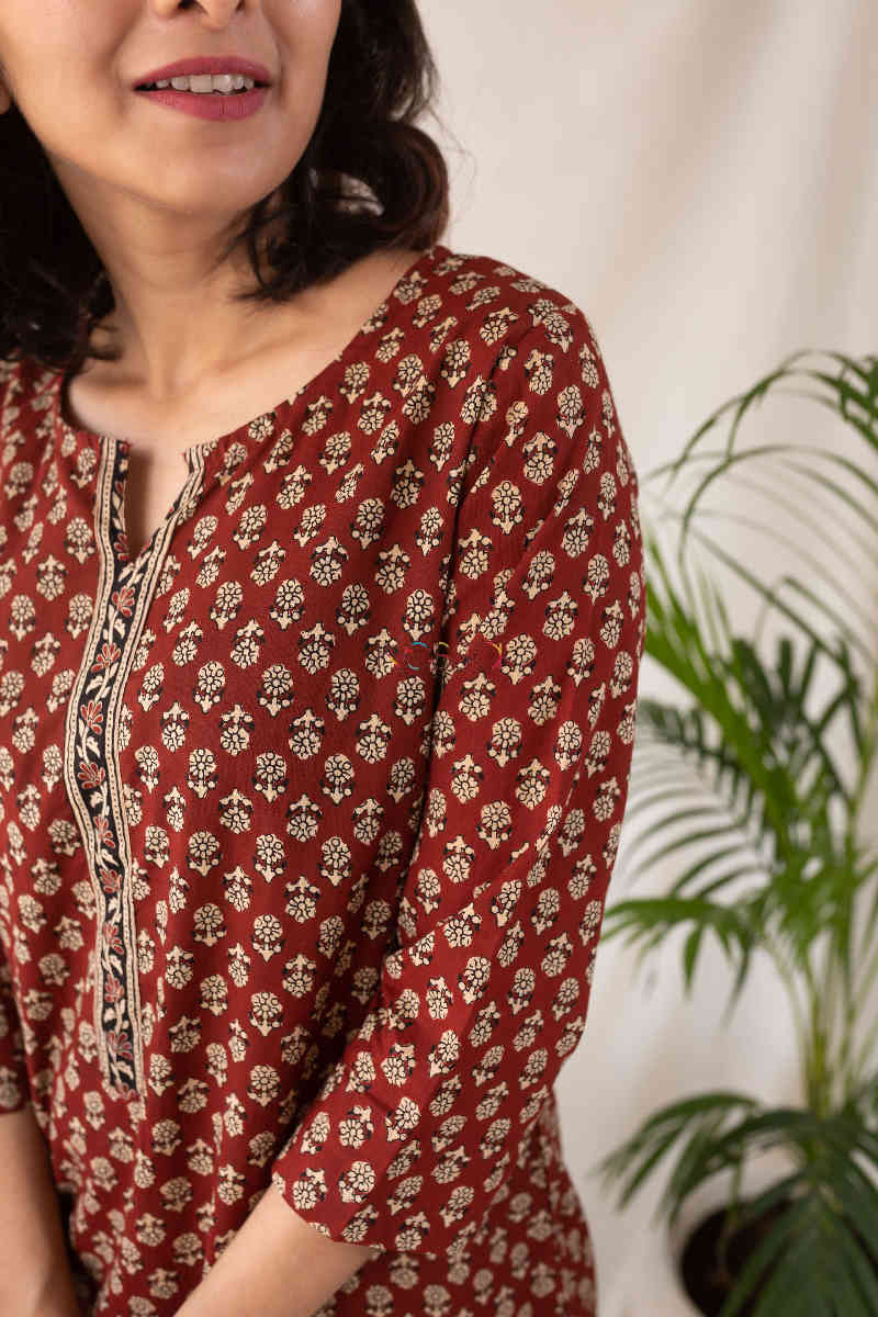 Image for Kusvaa Taf30 Persian Plum Regular Kurta Closeup