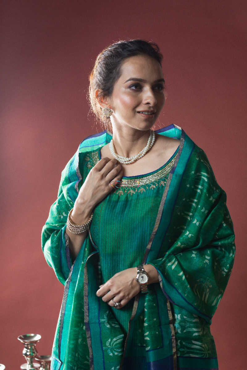 Image for Kusvaa Kuoj128 Green Pea Chanderi Kurta Dupatta Set Closeup 1