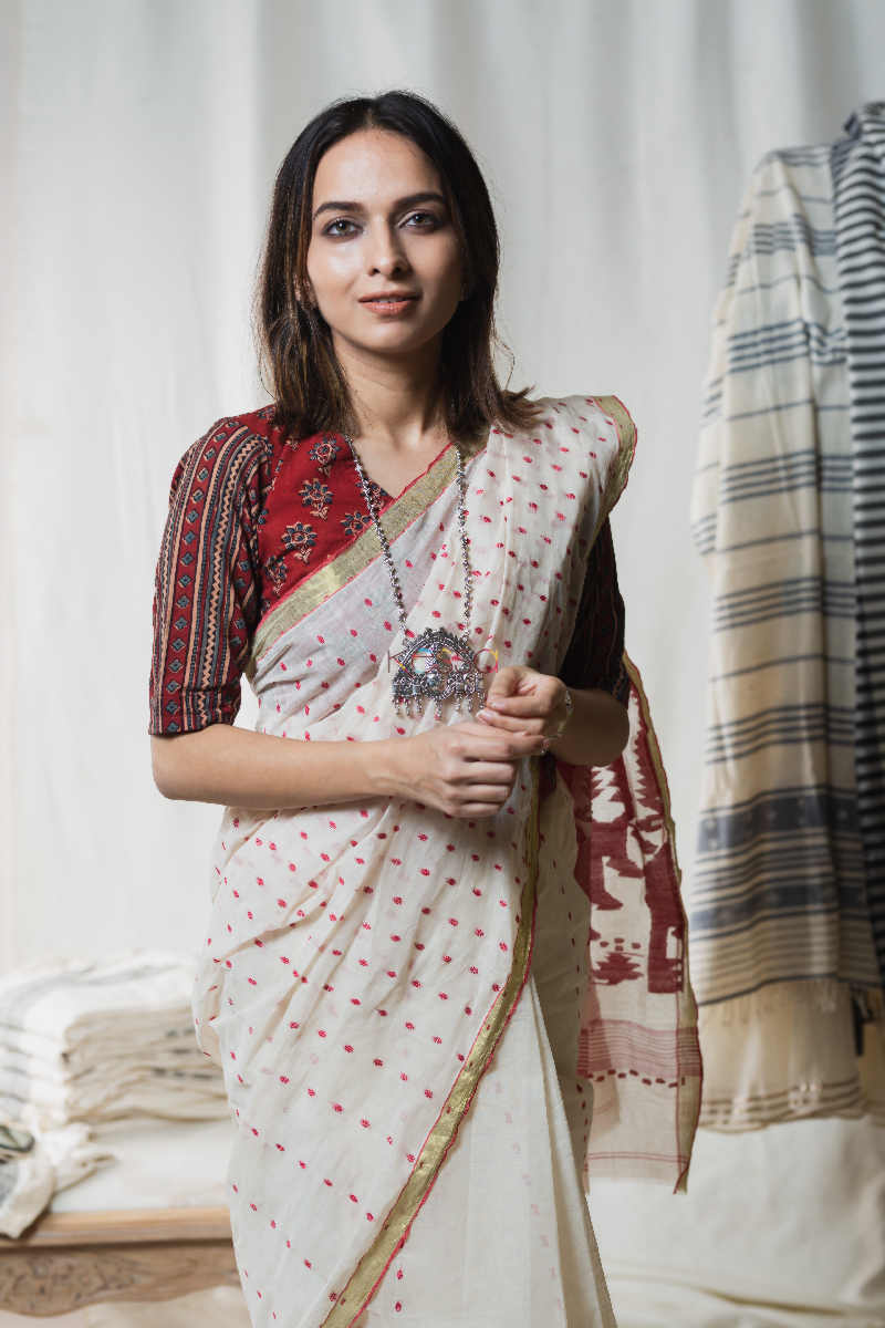 Image for Kusvaa Kuss04 Red Cream Taat Bengali Saree Closeup 1