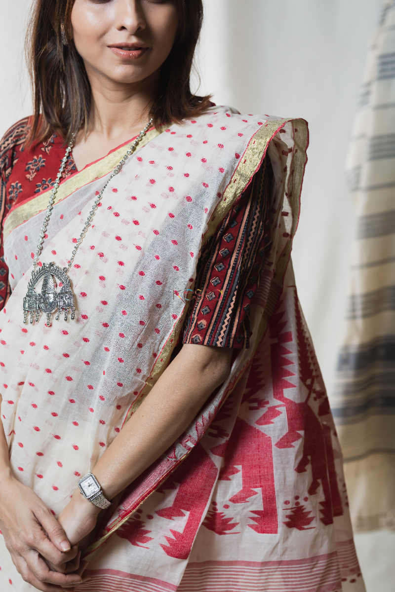 Image for Kusvaa Kuss04 Red Cream Taat Bengali Saree Closeup 2