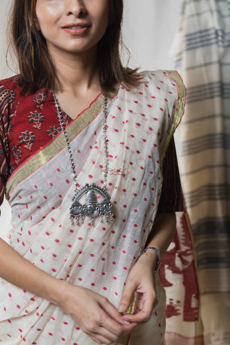 Image for Kusvaa Kuss04 Red Cream Taat Bengali Saree Closeup