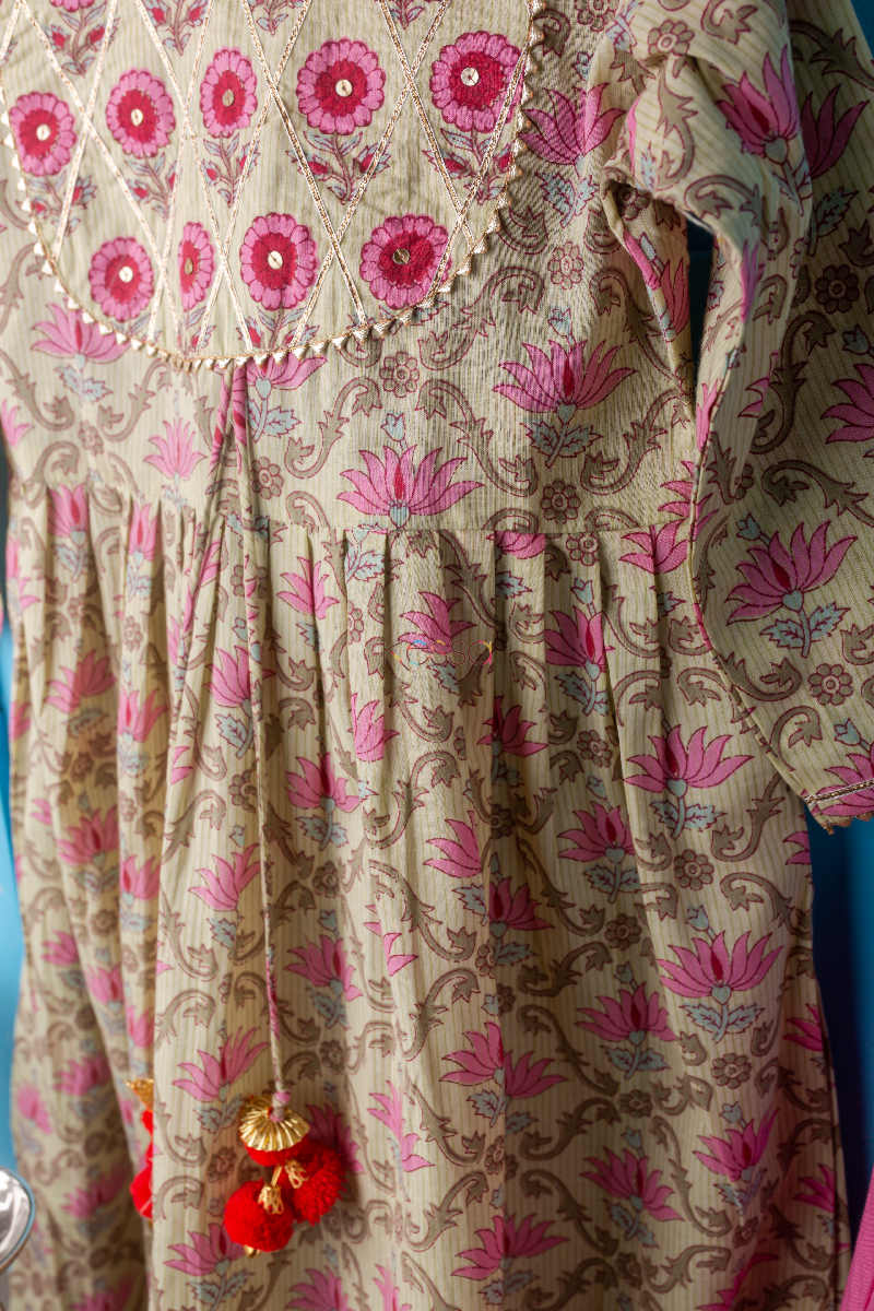 Image for Kusvaa Wsk40 Flower Booti Girl Kurta Pant Set Closeup