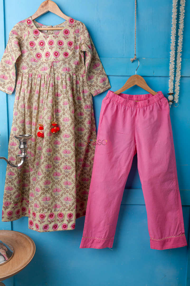 Image for Kusvaa Wsk40 Flower Booti Girl Kurta Pant Set Featured