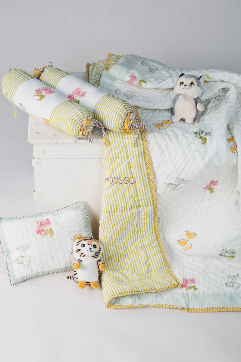 Image for Kusvaa Kaq85 Powder Ash Flower Baby Quilt Set Featured