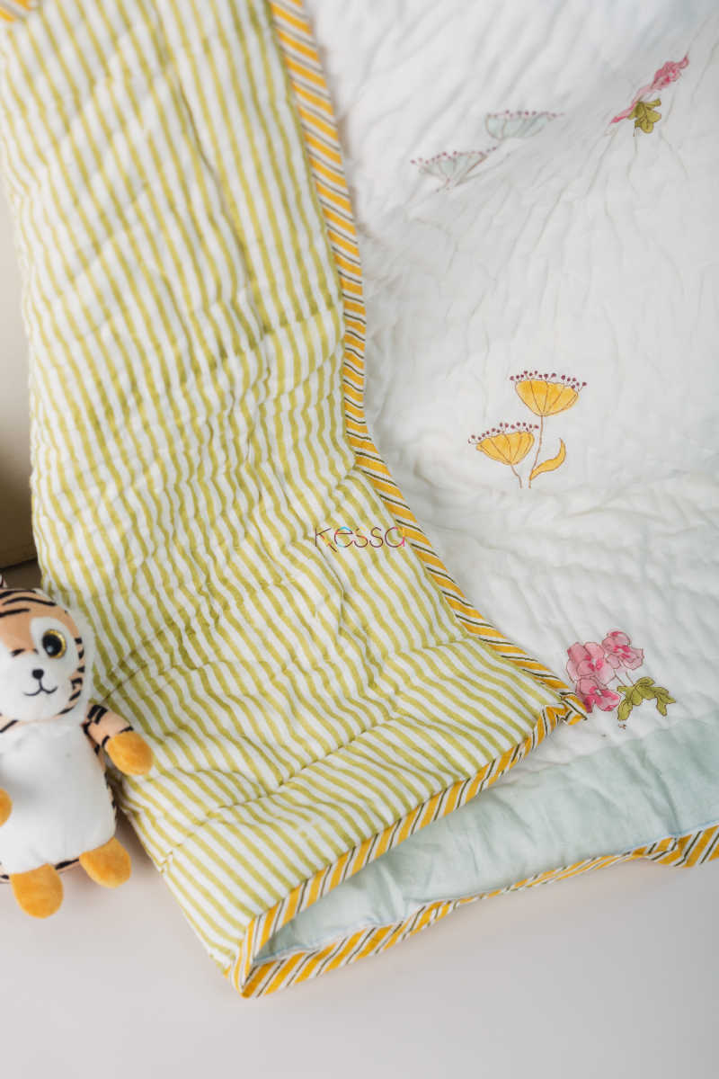 Image for Kusvaa Kaq85 Powder Ash Flower Baby Quilt Set Quilt