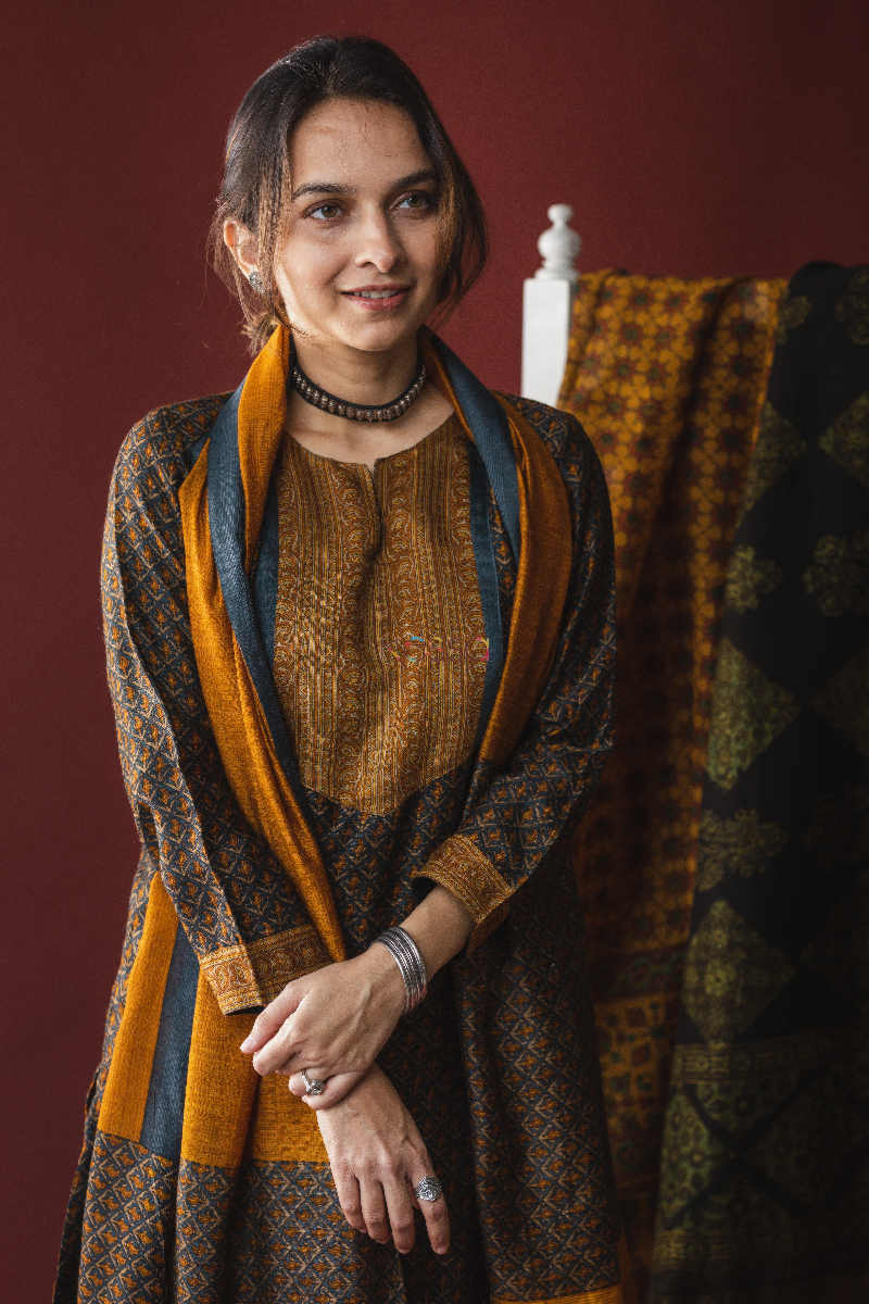 Image for Kusvaa Kuoj134 Korma Brown Tussar Kurta Dupatta Set Closeup 3