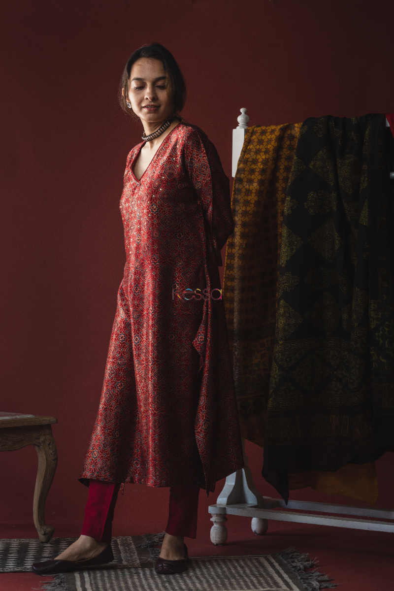 Image for Kusvaa Kuoj137 Maroon Hand Block Mashru Silk Kurta Side