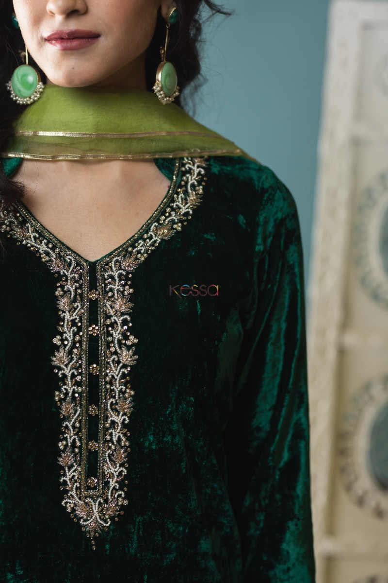 Image for Kusvaa Ve07 Green Pea Velvet Kurta Pant With Dupatta Closeup