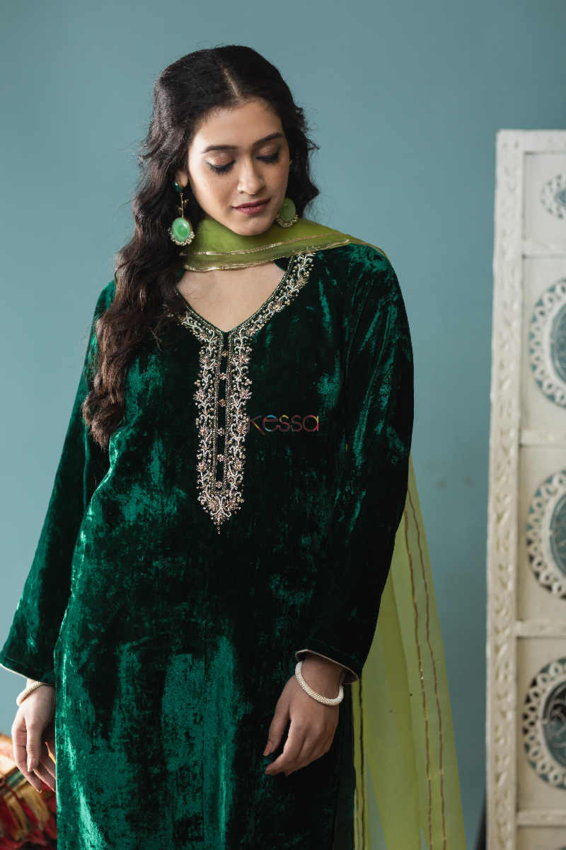 Image for Kusvaa Ve07 Green Pea Velvet Kurta Pant With Dupatta Look 1