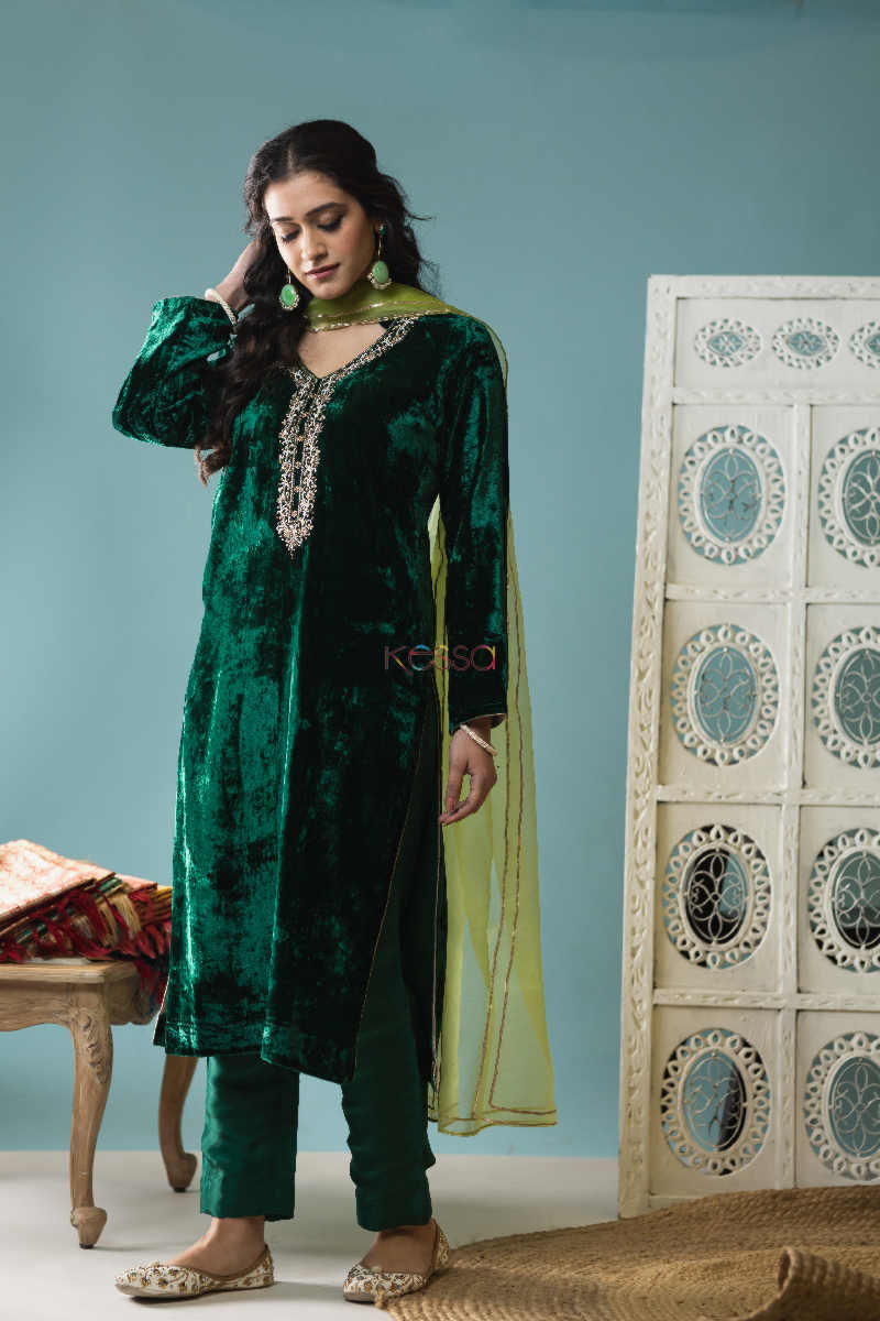 Image for Kusvaa Ve07 Green Pea Velvet Kurta Pant With Dupatta Look