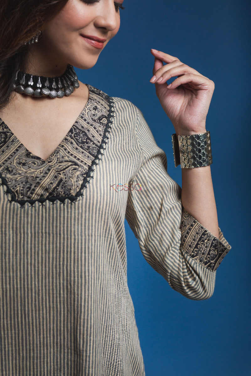 Image for Kusvaa Avdaf16 Woodsmoke Kurta Pants Set Closeup