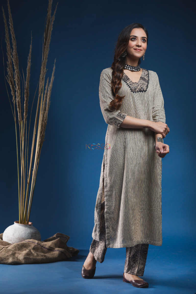Image for Kusvaa Avdaf16 Woodsmoke Kurta Pants Set Side