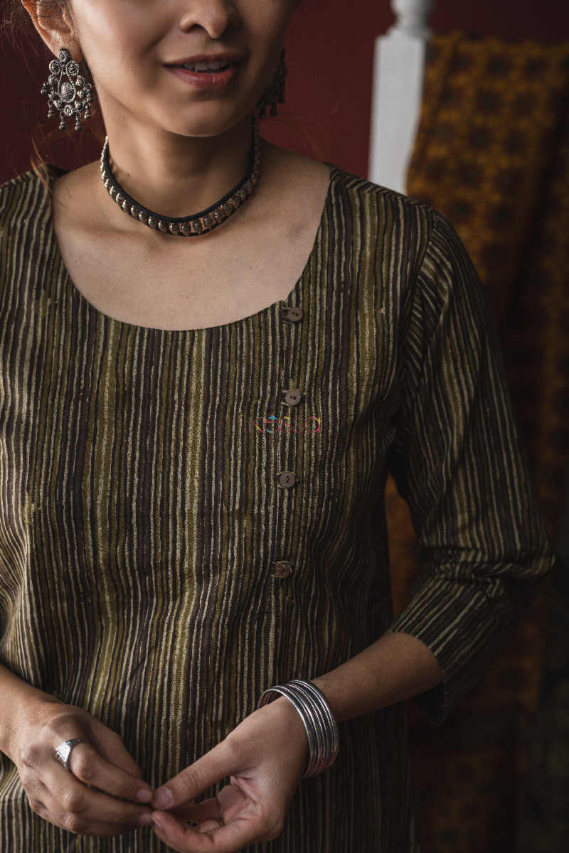 Image for Kusvaa Taf38 Iroko Green Regular Kurta Closeup