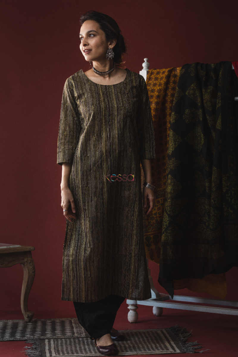 Image for Kusvaa Taf38 Iroko Green Regular Kurta Front
