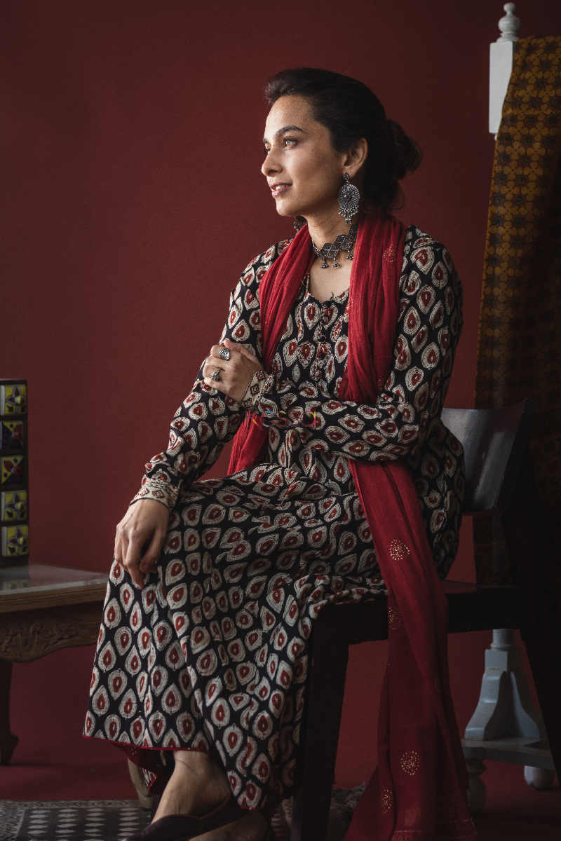 Image for Kusvaa Wsr152 Olive Haze And Maroon Kalidaar Kurta With Dupatta Sitting 2