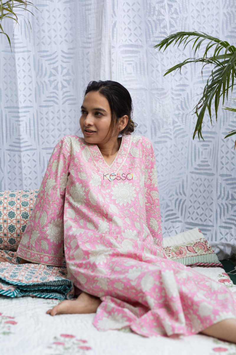 Image for Kusvaa De56 Kwaab Pink Cotton Nightie Sitting 1