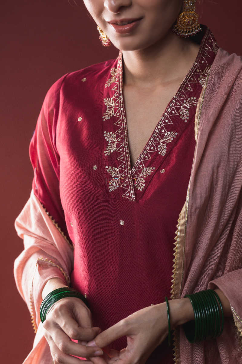 Image for Kusvaa Ws634 Persian Plum Red Upada Silk Complete Set Clseup
