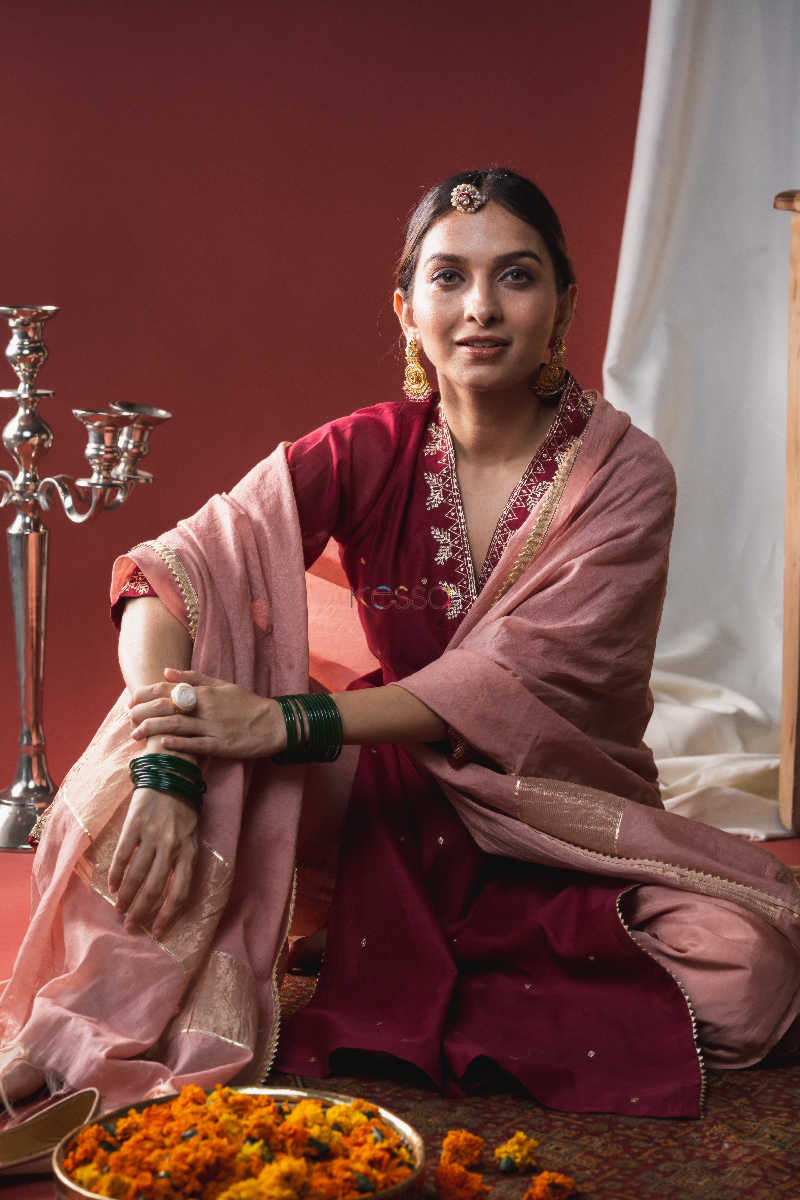 Image for Kusvaa Ws634 Persian Plum Red Upada Silk Complete Set Sitting