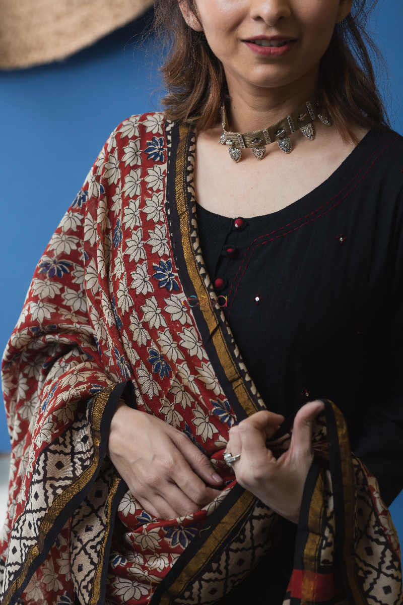Image for Kusvaa Wsr158 Block Print Chanderi Dupatta With Kalidaar Slub Kurta Closeup
