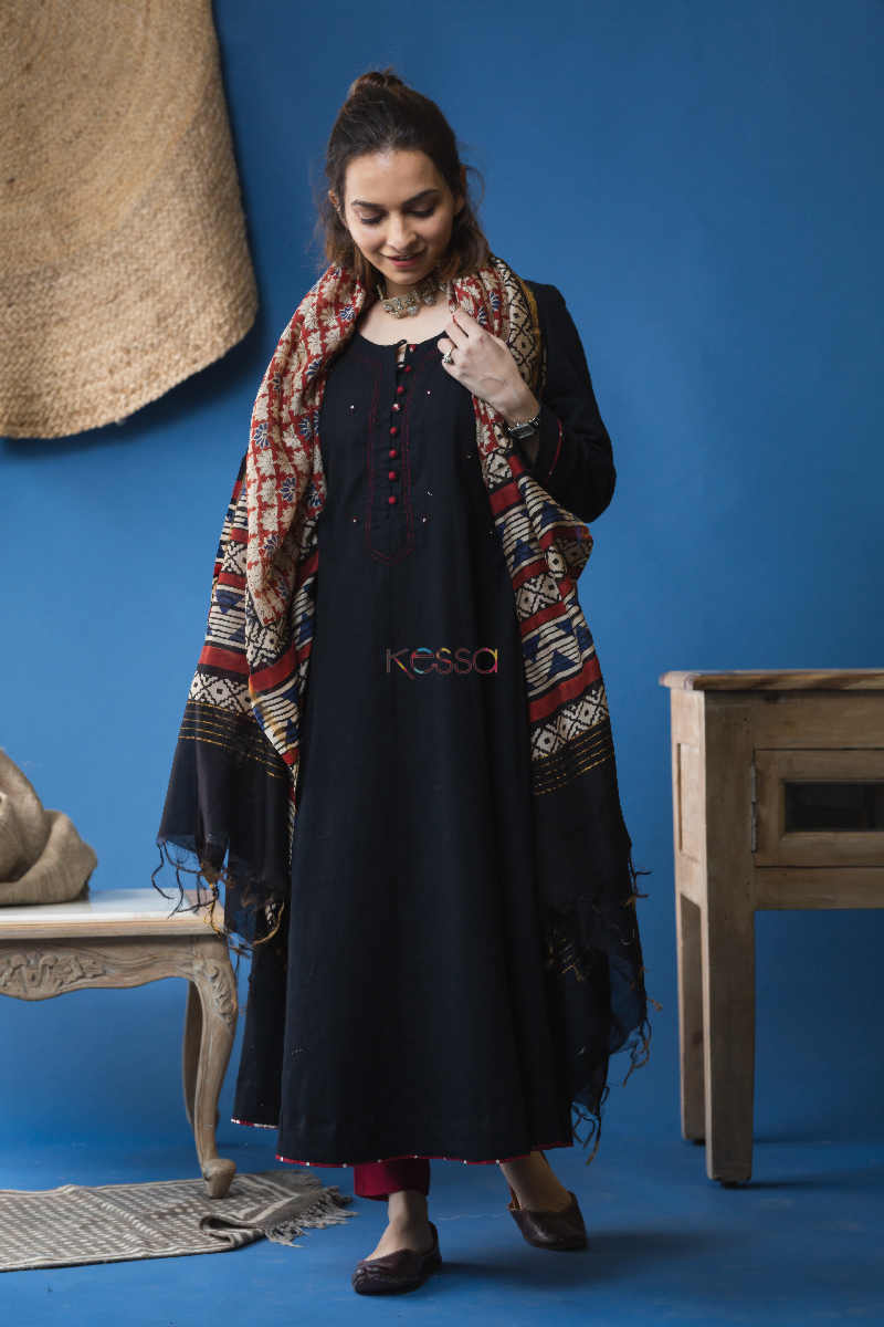 Image for Kusvaa Wsr158 Block Print Chanderi Dupatta With Kalidaar Slub Kurta Look