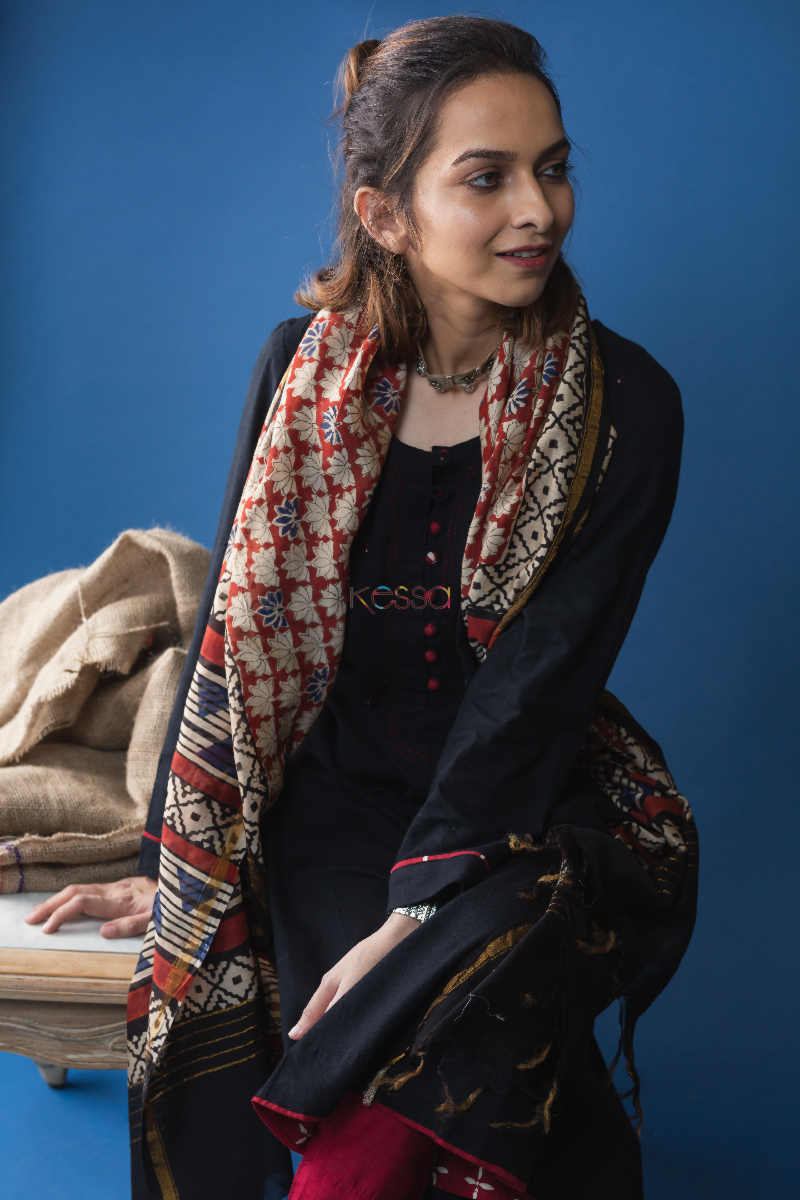 Image for Kusvaa Wsr158 Block Print Chanderi Dupatta With Kalidaar Slub Kurta Sitting 1
