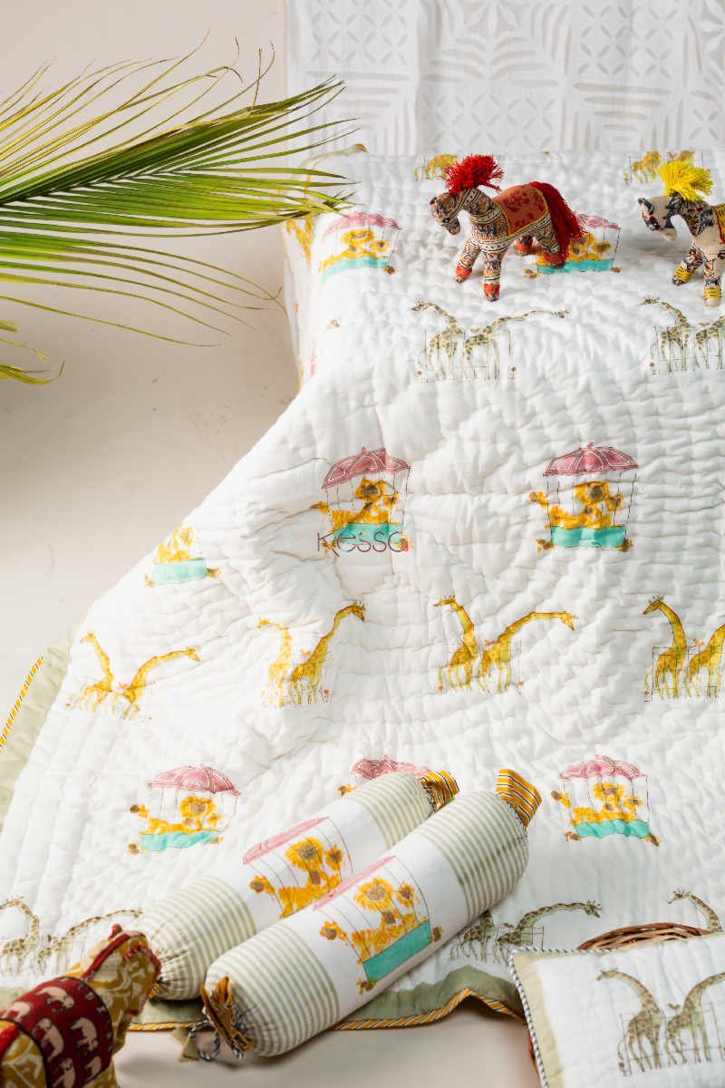 Image for Kusvaa Kaq104 Giraffe Print Baby Quilt Set Featured