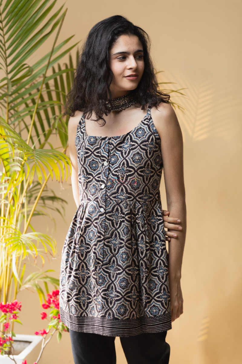 Image for Kusvaa Ws655 Gulshabbo Top With Ajrakh Print Short Kurti Side