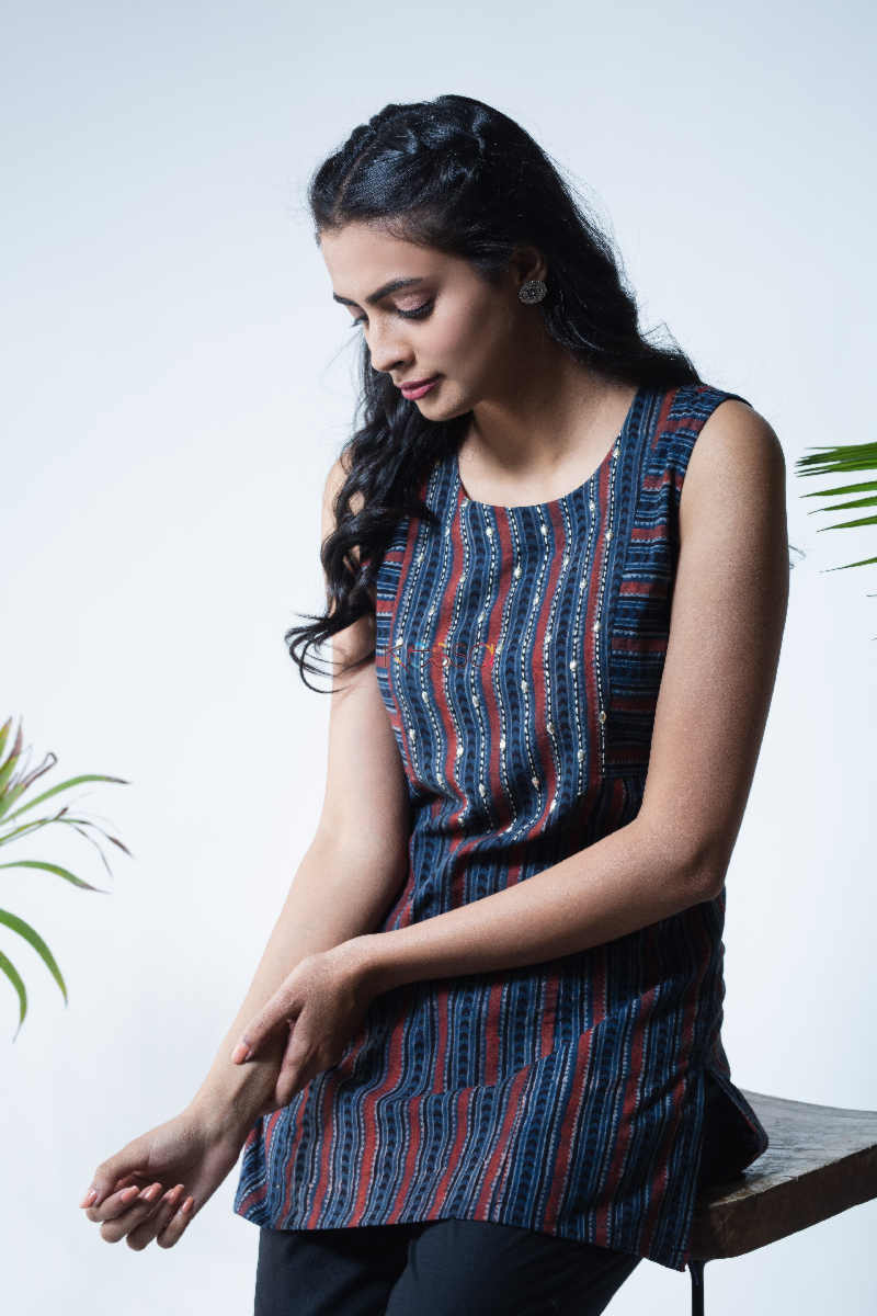 Image for Kusvaa Ws658 Pankti Ajrakh Short Kurti Sitting