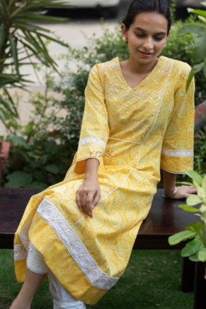 Image for Kusvaa Avdaf22 Paisely Peela A Line Kurta Sitting