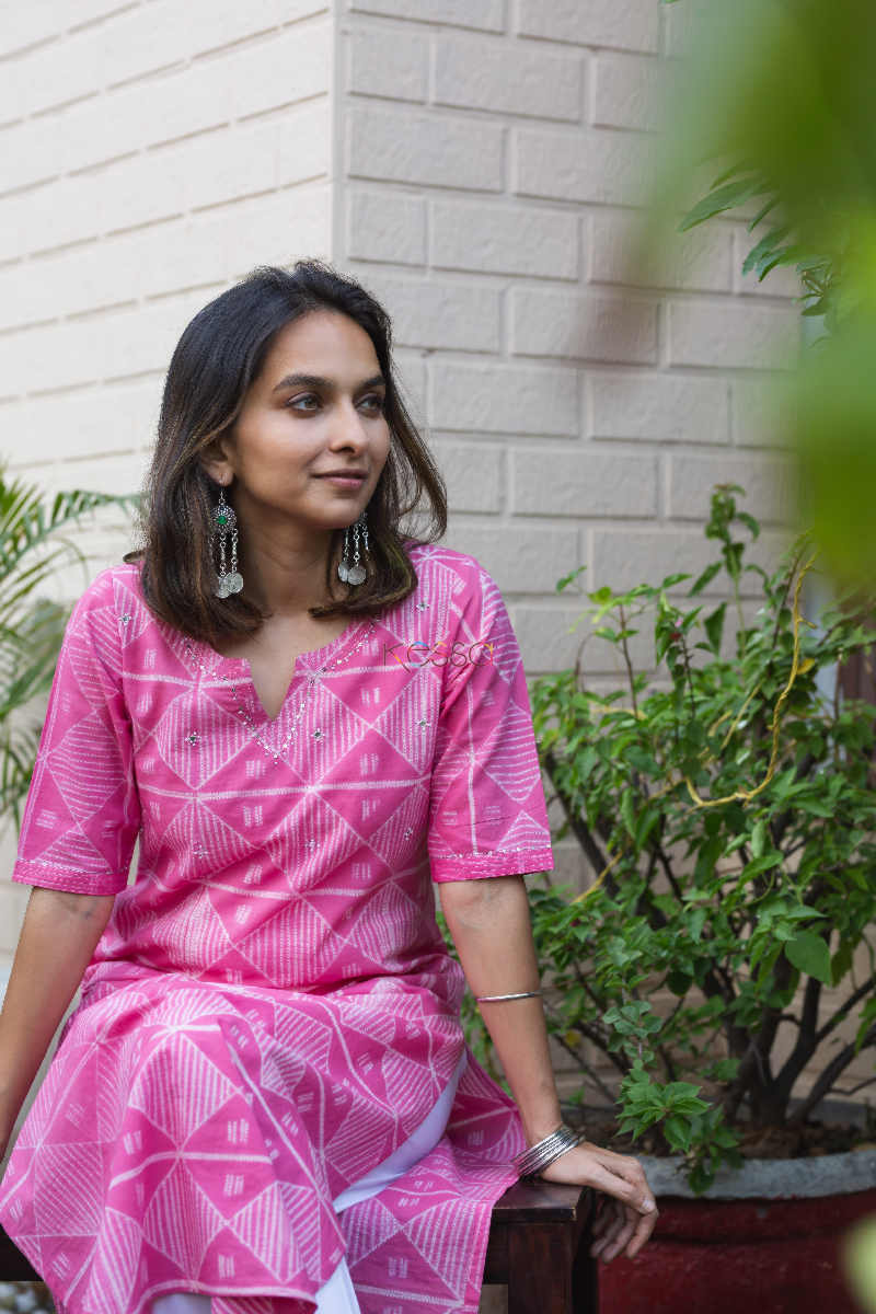 Image for Kusvaa Vcr33 Gehra Gulabi Shibori Kurta Sitting 1