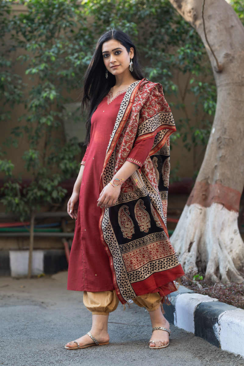 Image for Kusvaa Wsr178 Surkh Slub Cotton Kurta With Block Printed Chanderi Dupatta Side