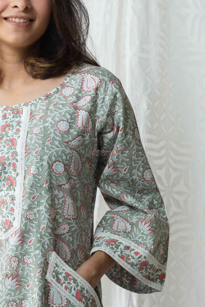 Image for Kusvaa De79 Hayaat Night Gown With Lace Detailing Closeup