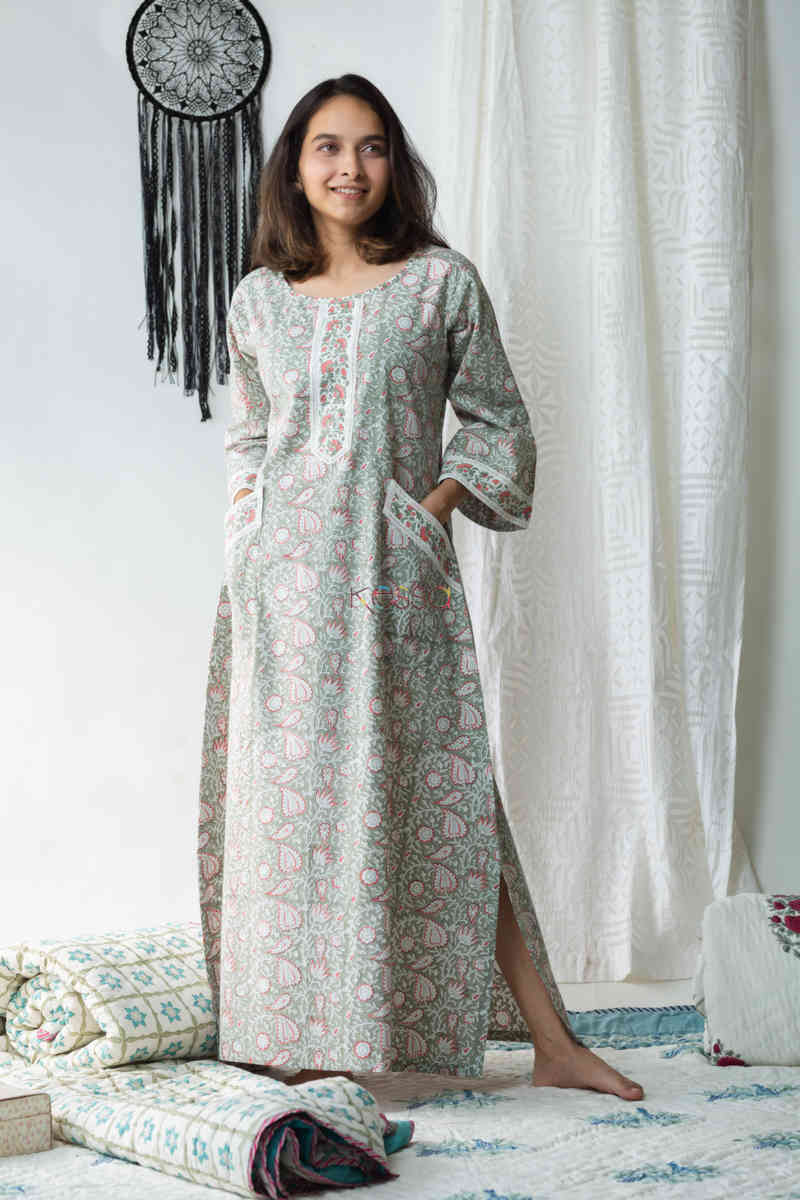 Image for Kusvaa De79 Hayaat Night Gown With Lace Detailing Look 1