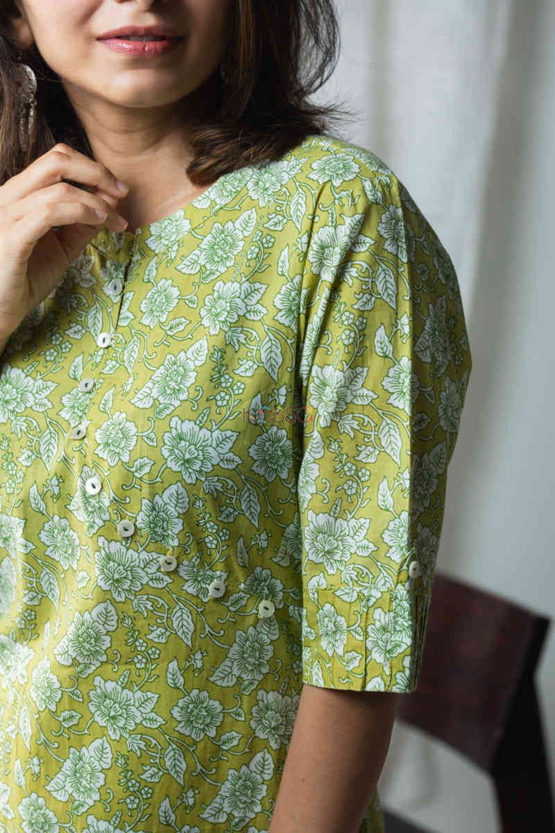 Image for Kusvaa Vcr50 Farozaan Kurta With Floral Print Closeup