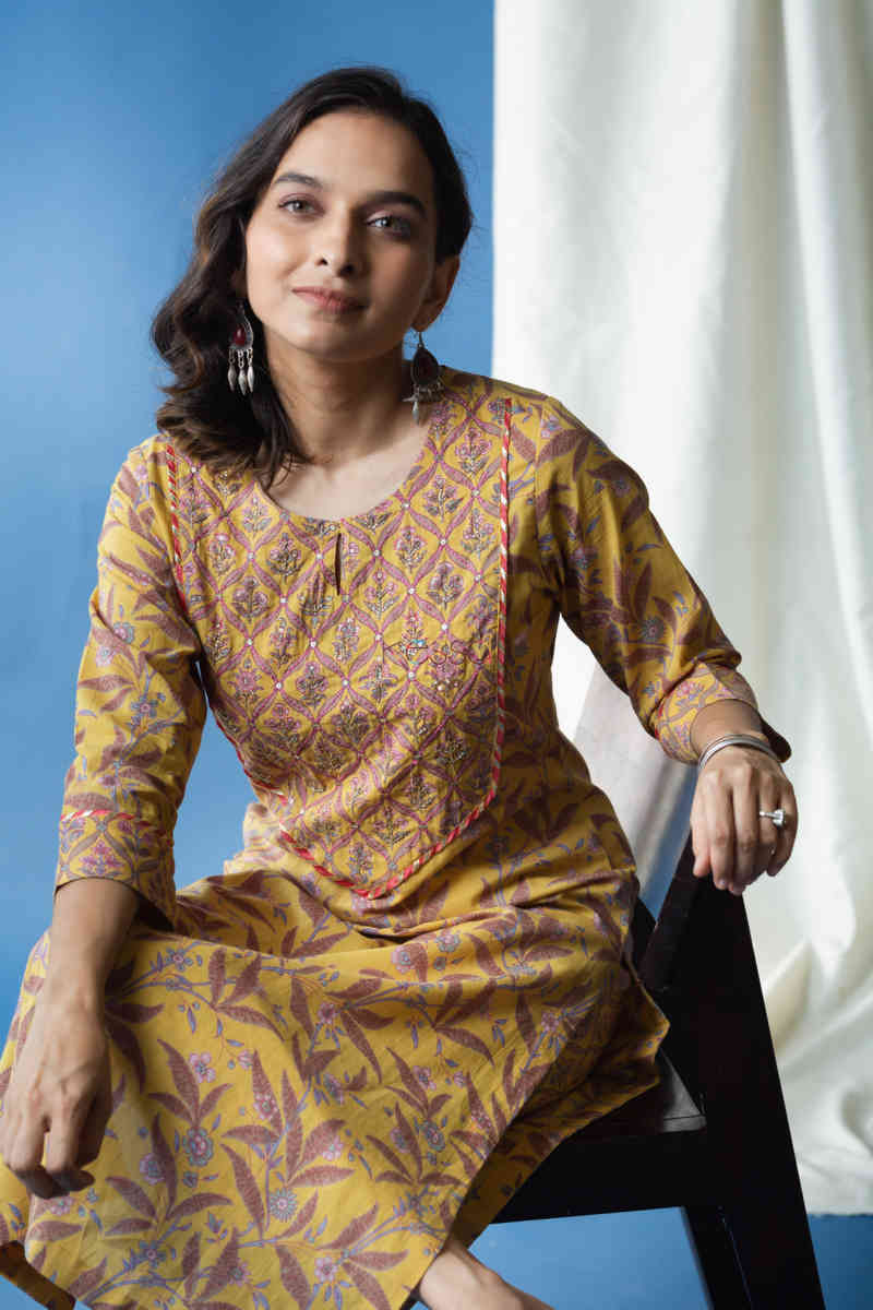 Image for Kusvaa Avdaf38 Soha Kurta Pant Set With Embroidery And Sequin Details Sitting