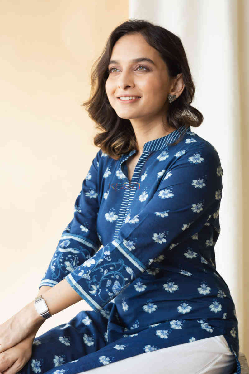 Image for Kusvaa Avdaf39 Shafaaq Indigo Kurta Sitting 1